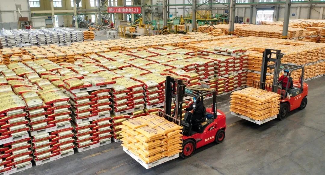 服务春耕：一袋bw必威西汉姆联官方网站肥的「高能」旅程